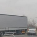 Blokiran batajnički drum: Kamion se zaleteo u automobil na parkingu, stvara se velika gužva (video)