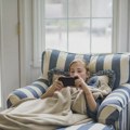 Ozbiljno narušava mentalno zdravlje: Zašto roditelji treba da sačekaju 13 godina da detetu daju pametni telefon