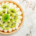 Pravi letnji hit u činiji Jogurt torta sa kivijem koja ne traži rernu, lagana i kremasta