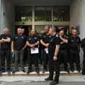 Privatno obezbeđenje i policija ispred Privredne komore, počinje javna rasprava o mineralnim sirovinama: „Ne damo Jadar“…