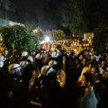 FOTO: Studenti i građani ispred Filozofskog, policija ušla u zgradu fakulteta