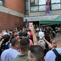 FOTO: Studenti i građani ispred Filozofskog fakulteta, tu je i kordon policije