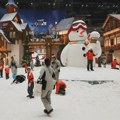 (FOTO) Unutrašnji ski centar u Kini: Napolju vrućine, unutra skijanje, sankanje, grudvanje