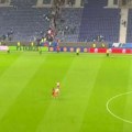 Tri igrača Zvezde otišli do tribine s navijačima Porta, poslednji napustili stadion: Scena je mnoge iznenadila