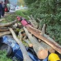Vozila potpuno smrskana, vatrogasci na terenu: Teška saobraćajna nesreća kod Ivanjice: Prikolica sa drvima se prevrnula, debla…
