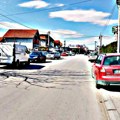 Leskovac: automobili na trotoaru – pešaci po ulici