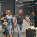 Tea umorna i bez trunke šminke stigla u Beograd: Svi komentarišu izgled i farmerke njenog muža (video)