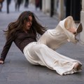 Viralni Zara model pantalona izgleda savršeno – dok ne počnete da hodate