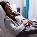 Jedete slatkiše dok pijete antibiotike? Naučnici otkrili kako to može da vam napravi haos u stomaku