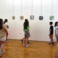 Najmlađi pogledali izložbu ULUPUDS: U Kulturnom centru u Paraćinu „Mali formati“ (foto)