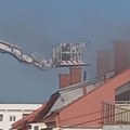 Požar u Nišu Vatra zahvatila potkrovlje zgrade
