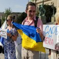 FOTO: Skup podrške ruskom antiratnom aktivisti Peteru Nikitinu ispred Skupštine Srbije