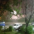 Oluja pogodila i Kragujevac, vetar kidao grane