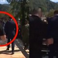 "Skočite dole, skočite dole!" Hrvatski ministar šetao mostom, a već sledećeg trenutka čovek je upao u vodu (video)