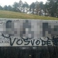 "Niste vi vojvode, vi ste: Ja*are" Skandal u Valjevu: Vandali išarali spomenik star više više od šest decenija skaradnim…