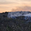 Gust dim prekrio selo, smrad se širi: Danima gori divlja deponija u Sjenici, meštani u strahu