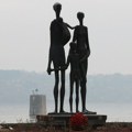 Javni čas danas kod spomenika "Porodica" na Keju: Sećanje na proterivanje 20.000 Novosađana