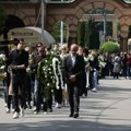 Školski drugovi Bojanine ćerke ispratili voditeljku na večni počinak: Zbog emotivnog prizora i kamen bi zaplakao (FOTO)