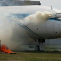 Zapalio se avion, obavljena hitna evakuacija; Putnici stajali na krilu dok je iz letelice kuljao dim VIDEO