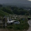 Izgubio kontrolu nad autom, pa uleteo u groblje: Saobraćajna nezgoda kod Prijepolja (foto)