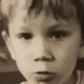Данас је велики шмекер, девојке луде за њим и изгледа као милион долара! Да ли можете да препознате ко је дечак на…