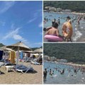 Nema šibica gde da padne! Na ovoj plaži u crnoj gori sezona u punom jeku: Komplet ležaljki 12, parče pice i kafa 2 evra