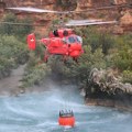 (Video) Meštanin srpskom trobojkom dočekuje naše helikoptere: Bukte požari širom Crne Gore, ovaj snimak sa Morače deli region…