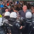 Sukob građana i policije ispred Filozofskog fakulteta u Novom Sadu