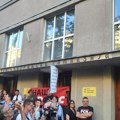 Protest ispred Pete beogradske gimnazije: Saobraćaj u Ulici Ilije Garašanina je obustavljen (foto)