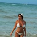 Kija se skinula, pa pozirala na krevetu: U prvom planu su dekolte i zlatni lanci, kakav prizor (foto)