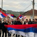 Ovako su Srbi sa trobojkama krenuli na glasanje