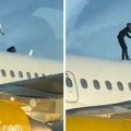 Popeo se na trup aviona, pa počeo da vrišti: "Razgovarao sam sa sobom", policija sprečila katastrofu (video)