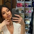Kaća Živković pokazala deo garderobera u vili u kojoj živi sa Stojketom! Pršte skupi brendovi sa svih strana