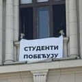 Transparent "Studenti pobeđuju" postavljen na prozoru poslaničkog kluba Demokratske stranke FOTO