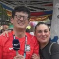 VIDEO Voditelja poljubila navijačica usred prenosa: Prišla mu sa leđa, a njegova urnebesna reakcija postala planetarni hit