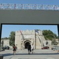 FOTO Da li su bušene zidine tvrđave zbog postavljanja panela za filmski festival? Opozicija optužuje organizatore, iz…
