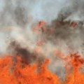 Dramatična scena kod Niša! Vatrena stihija zahvatila ogromno područje, na licu mesta vatrogasci.