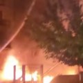 Snimak požara na Dedinju Prvo planuo automobil, onda i zgrada (video)