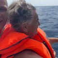 Stanivuković sa bakom vozi skuter po moru: „Lečimo reumu u Igalu“
