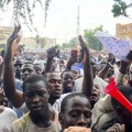 Demonstranti zapalili vrata francuske ambasade u Nigeru