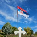 Ponovo se vijori trobojka: U Velikoj Hoči postavljena nova srpska zastava na spomeniku kidnapovanim i ubijenim Srbima!