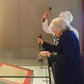 ФОТО, ВИДЕО: Климатске активисткиње старе 85 и 82 године оштетиле витрину с примерком Магна карте
