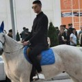 Младић на матуру стигао на белом коњу