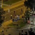 (VIDEO) U tuči huligana ispred tržnog centra u Beogradu dvojica teško povređena, jedan lakše