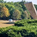 (FOTO) Automobili i pored zabrane u Šumaricama, policija retko u spomen parku