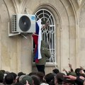 Ludnica u parlamentu: Sukob policije i demonstranata zbog sporazuma sa Rusijom!