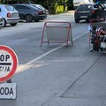 Nezgoda na ulazu u Ivanjicu: Motorista završio na kolovozu nakon sudara sa automobilom