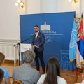 Mićin uručio 444 vidovdanske nagrade najboljim novosadskim učenicima