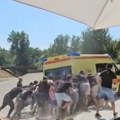Hitna pomoć za hitnu pomoć: Sanitet se zaglavio na kamenitom putu, a onda se desilo ovo (foto)