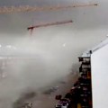 Pao kran na novom Beogradu tokom žestoke oluje! Čelična konstrukcija se vrti na sve strane, pa se zabila u zgradu! Šok snimak…